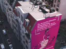 Fassadenwerbung mit einem Mural im Streetart Stil