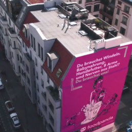 Fassadenwerbung mit einem Mural im Streetart Stil